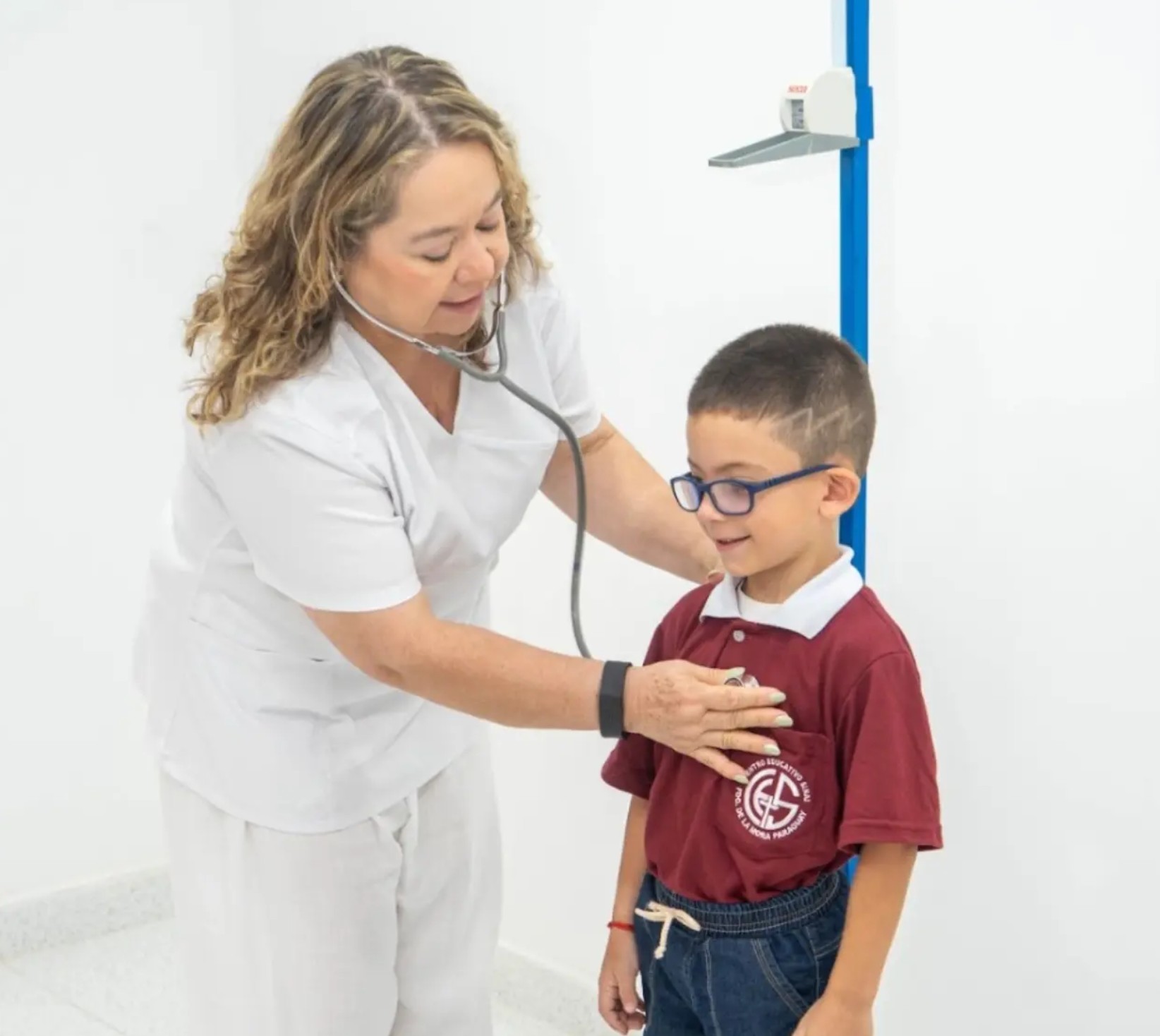 Dra. Griselda Antonich atendiendo a un niño en el consultorio pediátrico de PEM
